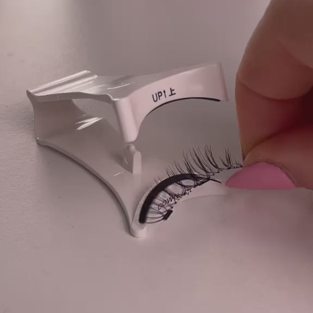 Charger la vidéo : <p>Obtenez un <strong>regard irrésistible </strong>en <strong>quelques secondes </strong>seulement, qui reste parfait <strong>toute la journée.</strong></p>